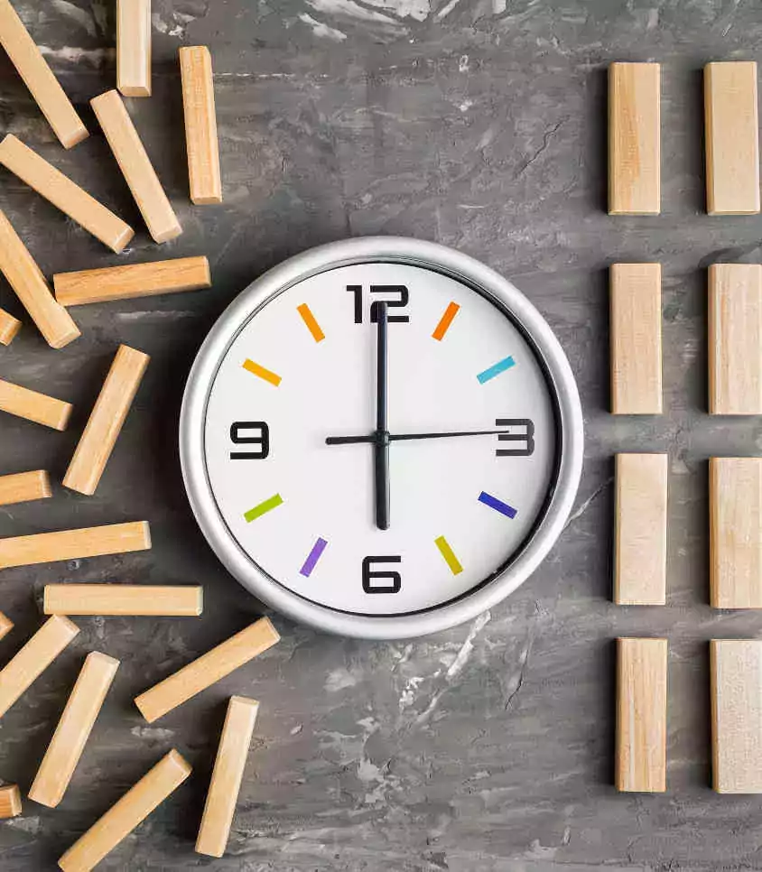 Clock with dominoes